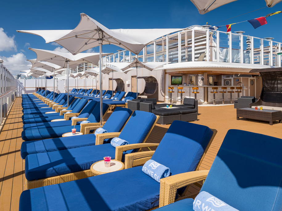 NCL-Bliss-Cruise-bars-VibeBeachClub-1-jpeg